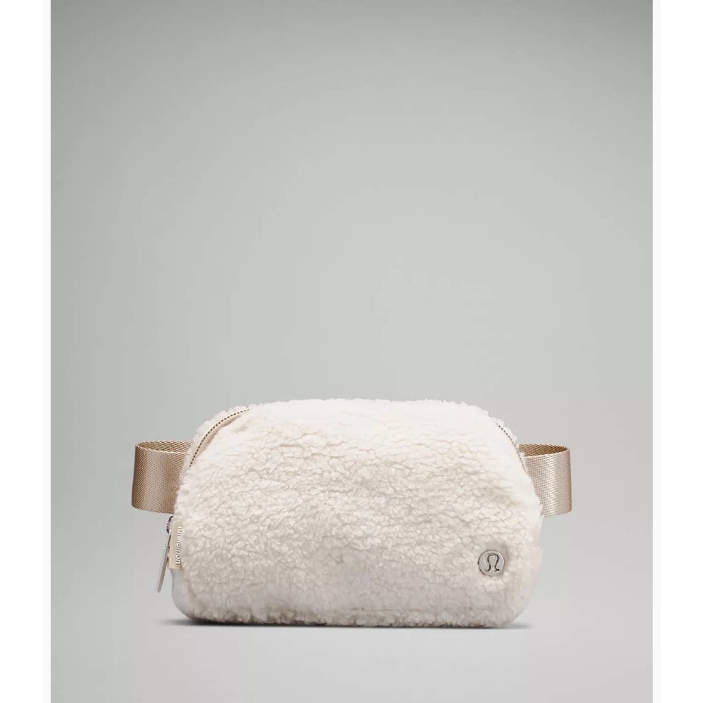 New NWT Lululemon Everywhere Fleece Belt Bag in natural ivory/trench